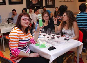 Cata con jóvenes universitarios en Zaragoza. Foto: Almozara